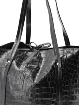 Cartera shopper grande de cuero marrón con textura tipo cocodrilo, doble asa de hombro y cierre superior con lazo.