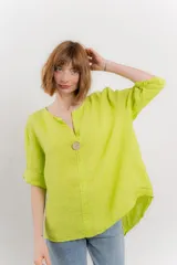 Blusa verde salvia de lino, con escote en V, manga corta y un botón de madera al frente.