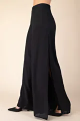 Pantalón palazzo negro de tejido fluido con aberturas laterales altas.