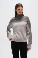 Sweater gris con cuello alto, diseño degradado y apliques de lentejuelas en el frente y las mangas.