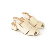 Sandalia de cuero trenzado color hueso, con punta cuadrada, talón abierto, pulsera ajustable con hebilla metálica y taco ancho forrado en cuero.