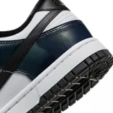 Zapatillas Nike Dunk Low SE 2, con base blanca y detalles en azul marino y verde oscuro con acabado brillante. Swoosh negro y cordones negros.