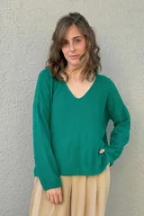 Sweater tejido de punto color verde esmeralda con cuello en V y mangas largas.
