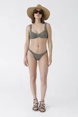 Bottom de bikini color verde militar, de corte clásico y cobertura media.