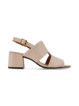 Sandalia de cuero color beige con punta abierta, talón descubierto y tira con hebilla ajustable. Presenta un diseño con aberturas laterales y un tacón bloque bajo.