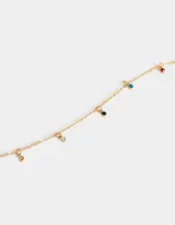 Collar corto dorado con cadena de eslabones y dijes de strass multicolor.