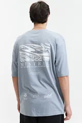 Remera celeste de algodón con estampado en el frente, de corte oversize y mangas cortas.
