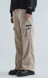 Pantalón cargo de corderoy color beige, de corte recto y calce regular, con seis bolsillos.