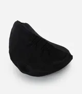 Boina color beige confeccionada en sarga, con una pequeña asa en la parte superior y cierre de elástico.