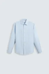 Camisa negra de manga larga con cuello italiano y cierre frontal de botonadura. Presenta un tejido con estructura de fácil cuidado.