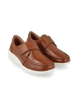 Zapato slip on color camel de cuero sintético, con elástico en el empeine y suela blanca.