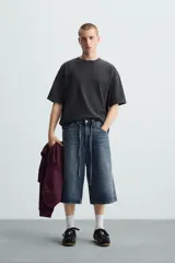 Camiseta de algodón de peso ligero, color verde musgo con efecto lavado, corte boxy fit y cuello redondo.