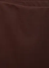 Pantalón largo de corte recto color marrón.