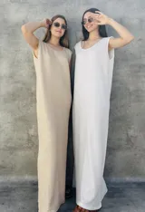Vestido largo de tejido lurex con corte recto y tirantes anchos, disponible en colores neutros.