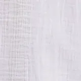 Blusa de muselina color crudo, de corte recto, con cuello redondo y mangas largas acampanadas con detalle de vainillas.