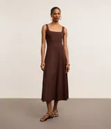 Vestido evasé midi color marrón chocolate, sin mangas, con breteles medianos, escote cuadrado y recortes verticales. Confeccionado en viscosa certificada.