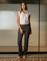 Pantalón de vestir de tiro alto con estampado a cuadros en tonos grises y negros. Corte flared.