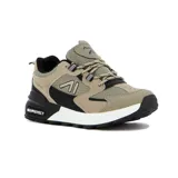 Champión deportivo de estilo retro, color beige y negro, con detalles en blanco en la suela. Presenta una capellada con paneles de malla y gamuza sintética, y un logo lateral estilizado. La suela tiene tecnología MAX PROTECT.