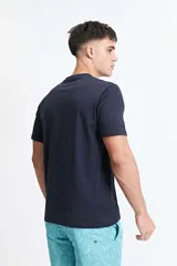 Remera color salmón de manga corta con cuello redondo y estampado en el pecho.