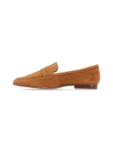 Mocasín color marrón claro de cuero gamuzado, con suela plana y antifaz clásico. Diseñado en Uruguay y fabricado en Brasil.