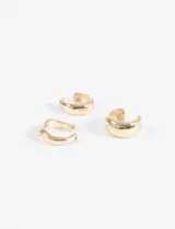 Set de tres earcuff dorados con acabado brillante.