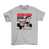 Remera gris con estampado de Ayrton Senna, su auto de carreras y los años en que fue campeón mundial. Incluye logos de Marlboro y Shell.