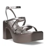 Sandalias de fiesta plateadas con plataforma y taco ancho, tiras finas cruzadas sobre el empeine y pulsera al tobillo con hebilla.