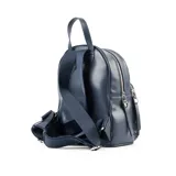 Mochila azul de cuero sintético con diseño tejido. Tiene un compartimento principal con cierre de solapa, un bolsillo interno con cierre y otro abierto. La correa es regulable y los herrajes son plateados.
