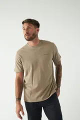 Remera negra de algodón con logo de la marca en el pecho.