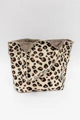 Bolso tipo tote con estampado animal print cebra en tonos marrón y negro.