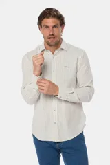 Camisa de manga larga con rayas verticales color beige y blanco, modelo slim fit, con botones personalizados.