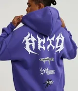 Canguro de algodón con felpa en color lila, con capucha ajustable, cierre frontal de cremallera y bolsillos delanteros. Presenta estampados de lettering en la espalda con diseños de estilo urbano.