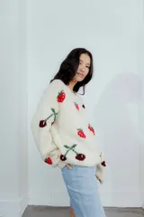 Sweater tejido de lana merino color crema con bordado de frutillas y cerezas.