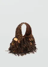 Bolso de mano marrón con flecos y abalorios decorativos.
