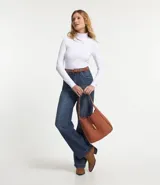 Blusa negra de algodón con cuello alto y mangas largas.