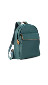 Mochila negra de tela impermeable con detalles en cuero sintético color marrón. Tiene un bolsillo grande frontal con broche, asas ajustables y faja para carry on.