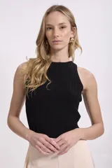 Musculosa negra de tejido de punto acanalado, con cuello redondo y sisas amplias.