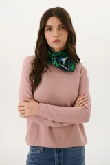 Sweater azul de tejido de punto con cuello redondo y mangas largas.