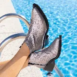 Botas cortas plateadas con textura de piel de cocodrilo, taco cuadrado y cierre lateral.