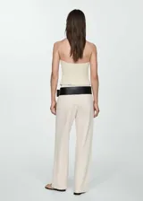 Pantalón de jean color beige, de tiro medio, corte recto y largo hasta el tobillo.