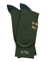 Calcetines largos color verde oscuro con talón y puntera en azul marino. Presentan un dibujo de un pastor alemán y las letras RKF en la parte superior y PAS AL en la parte inferior.