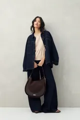 Remera blanca de algodón con cuello redondo y costuras verticales en el frente.