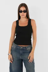 Musculosa negra de morley de algodón con escote cuadrado y collareta ancha en escote y sisa.