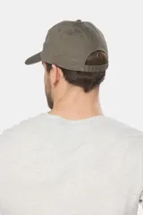 Gorro de béisbol azul marino de lona con parche circular con logo en el frente.