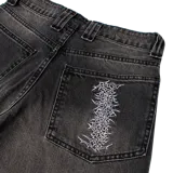 Short baggy en denim de 12 oz con lavado localizado, con bolsillos grandes y tiro medio.