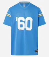 Remera deportiva azul con cuello en V y mangas cortas con rayas blancas y doradas. Estampado frontal con el logo de Los Angeles Chargers, el número 60 y la inscripción "est.". Confeccionada con tecnología Dry para mayor transpirabilidad.