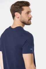 Remera celeste de manga corta con cuello redondo y bordado pequeño en el pecho. Corte clásico.