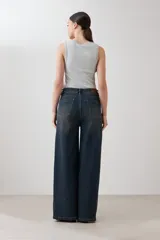 Pantalón de jean azul oscuro, de corte wide leg.
