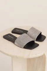 Sandalias negras con base cuadrada y tira ancha cubierta de strass.