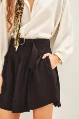 Short negro de viscosa con estampado jacquard, tiro alto y cinturón con hebilla metálica.